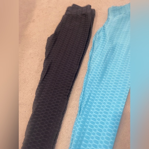 Never worn 2 pair of Woman’s shape enhancing leggings - Picture 5 of 6